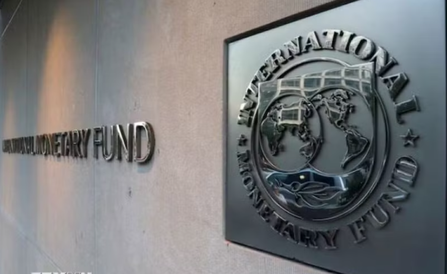 Biểu tượng của Quỹ tiền tệ quốc tế bên ngoài trụ sở ở Washington, Mỹ.