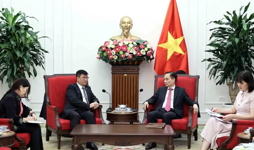 Bộ trưởng Ngoại giao Lê Hoài Trung tiếp Đại sứ Mông Cổ tại Việt Nam Jigjee Sereejav