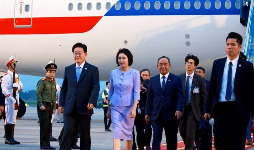 Tổng thống Hàn Quốc Lee Jae Myung và Phu nhân đến Hà Nội, bắt đầu chuyến thăm cấp Nhà nước tới Việt Nam.