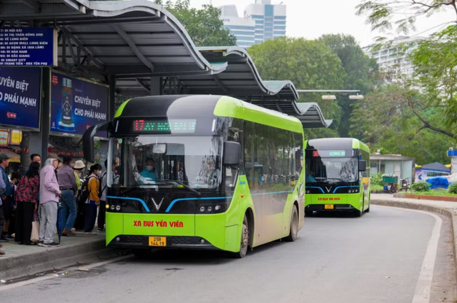 Hà Nội đề xuất miễn phí vé xe buýt, tàu điện trên cao trong hai dịp nghỉ lễ Giỗ Tổ Hùng Vương, 30/4 và 1/5.