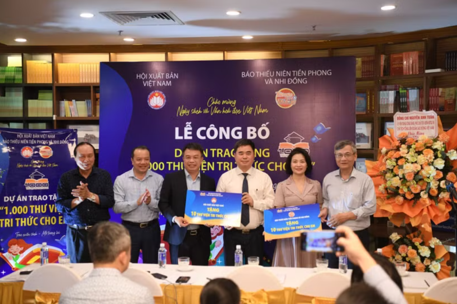 Báo Thiếu niên Tiền phong và Nhi đồng và Hội Xuất bản Việt Nam trao Thư viện tri thức cho em