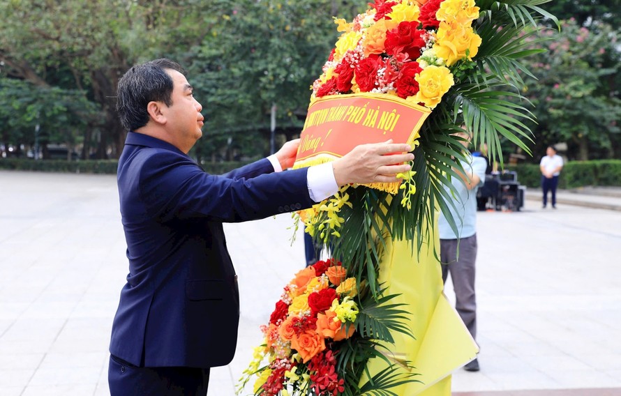 Bí thư Thành ủy Hà Nội Trần Đức Thắng dâng hoa tưởng nhớ V.I.Lênin.