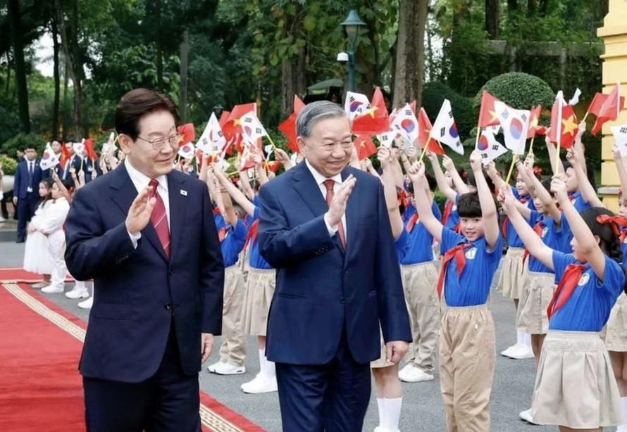 Tổng Bí thư, Chủ tịch nước Tô Lâm và Tổng thống Hàn Quốc Lee Jae Myung duyệt Đội danh dự Quân đội nhân dân Việt Nam.