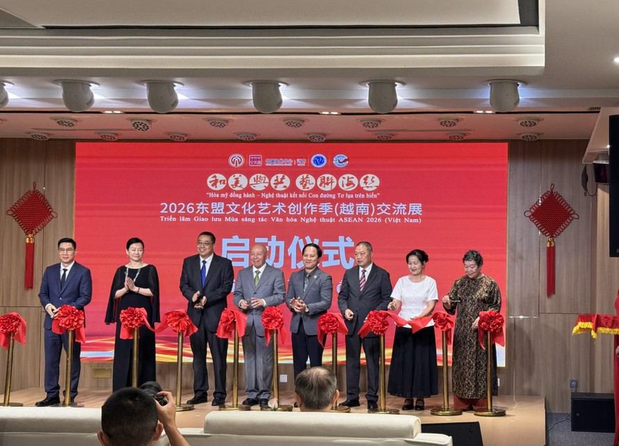 Đại biểu cắt băng khai mạc triển lãm “Hòa mỹ đồng hành - Nghệ thuật kết nối Con đường Tơ lụa trên biển”. Ảnh: Ngọc Ánh 