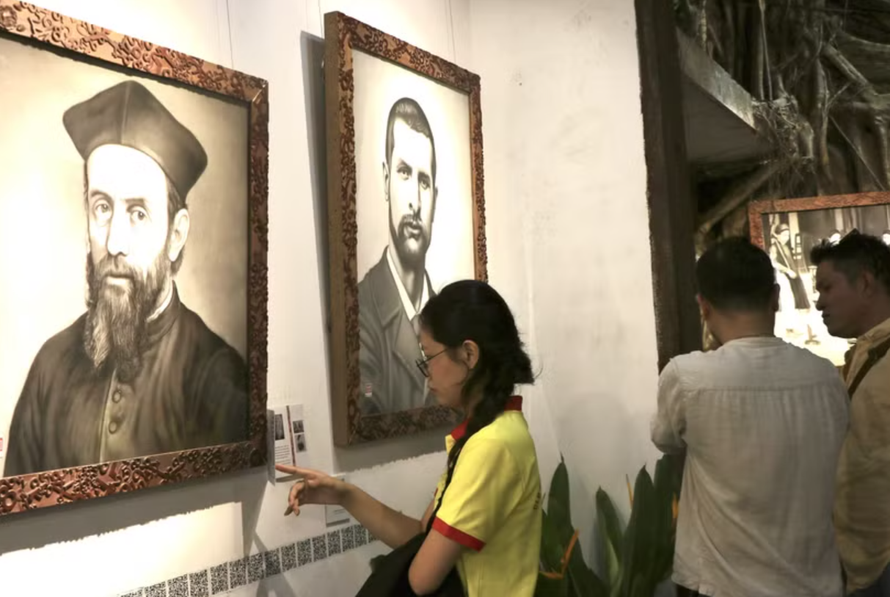 Tham quan triển lãm mỹ thuật “Mã hoá thời gian”.