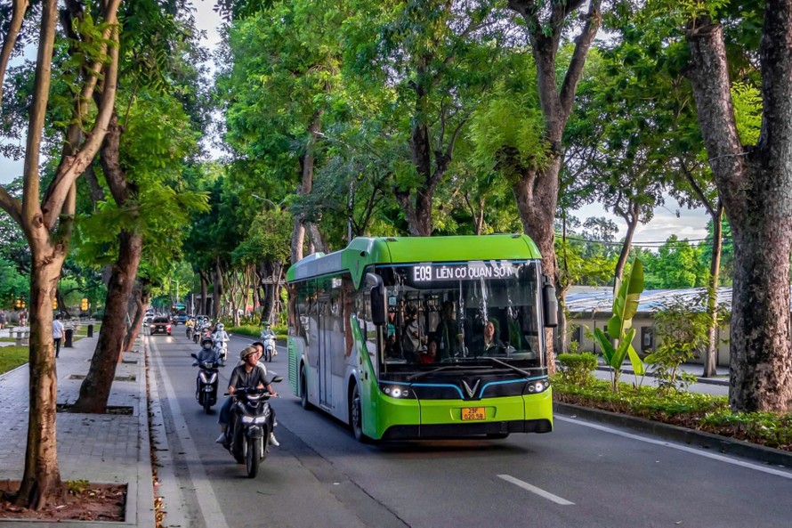 Từ một lựa chọn ít được ưu tiên, xe buýt dần trở thành thói quen di chuyển hằng ngày của người dân đô thị.