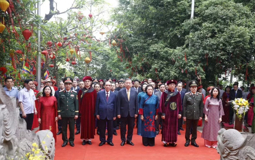 Tổng Bí thư, Chủ tịch nước Tô Lâm và các đại biểu thực hiện nghi lễ tại Đền Thượng.