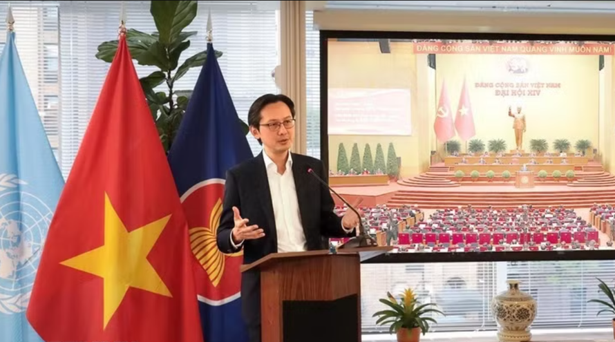 Đại sứ Đỗ Hùng Việt chủ trì buổi gặp gỡ. 