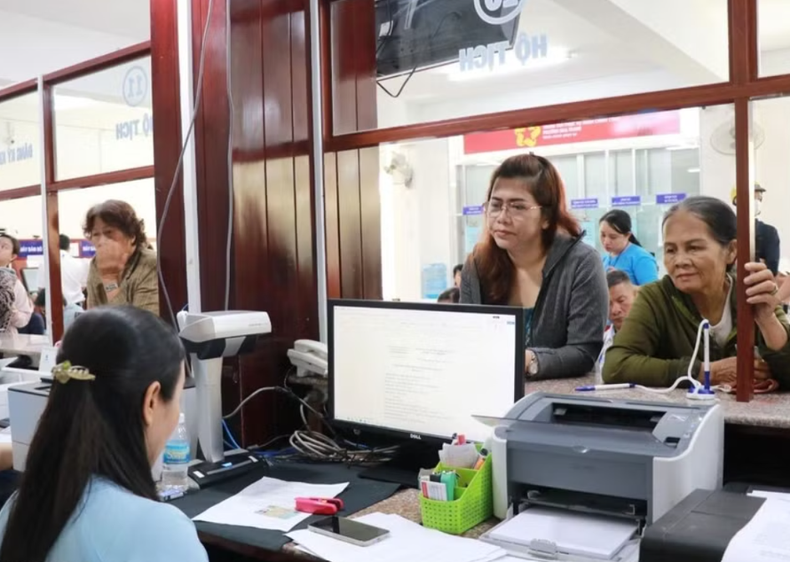Người dân liên hệ bộ phận một cửa giải quyết các vấn đề liên quan hộ tịch.