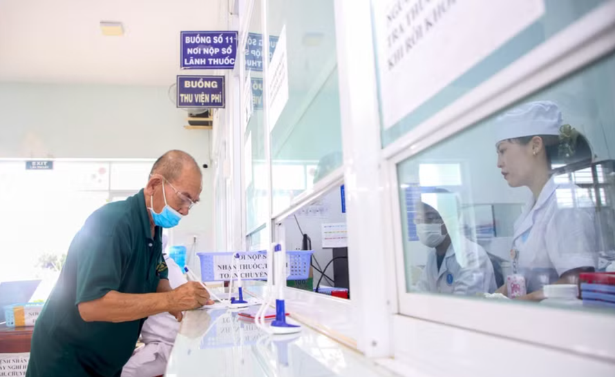 Người dân làm thủ tục khám chữa bệnh bảo hiểm y tế. 