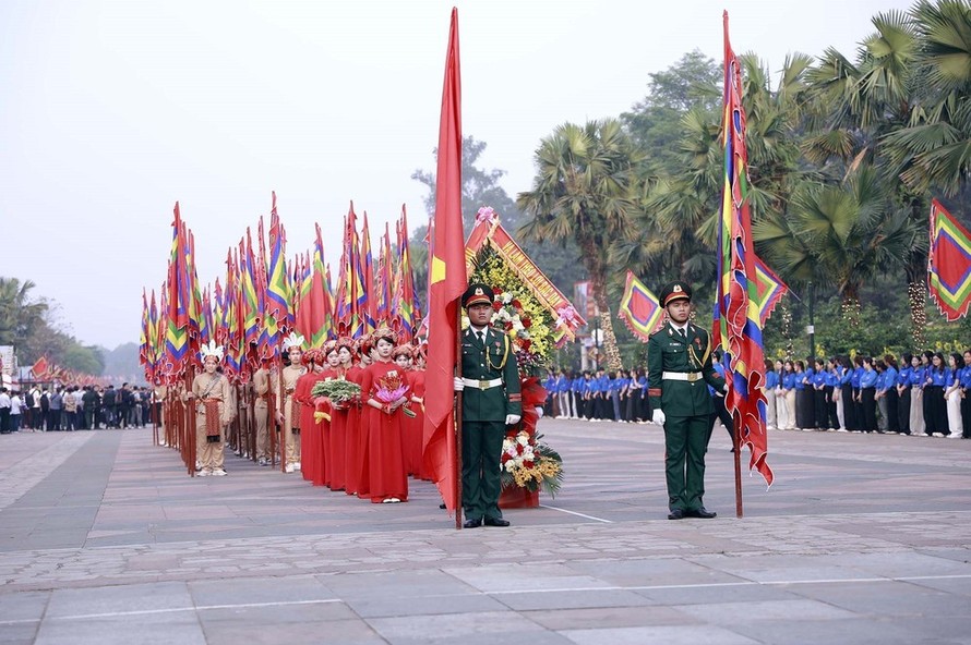 Đoàn nghi lễ rước kiệu chuẩn bị khởi hành lên núi Nghĩa Lĩnh, nơi thờ tự các Vua Hùng. 