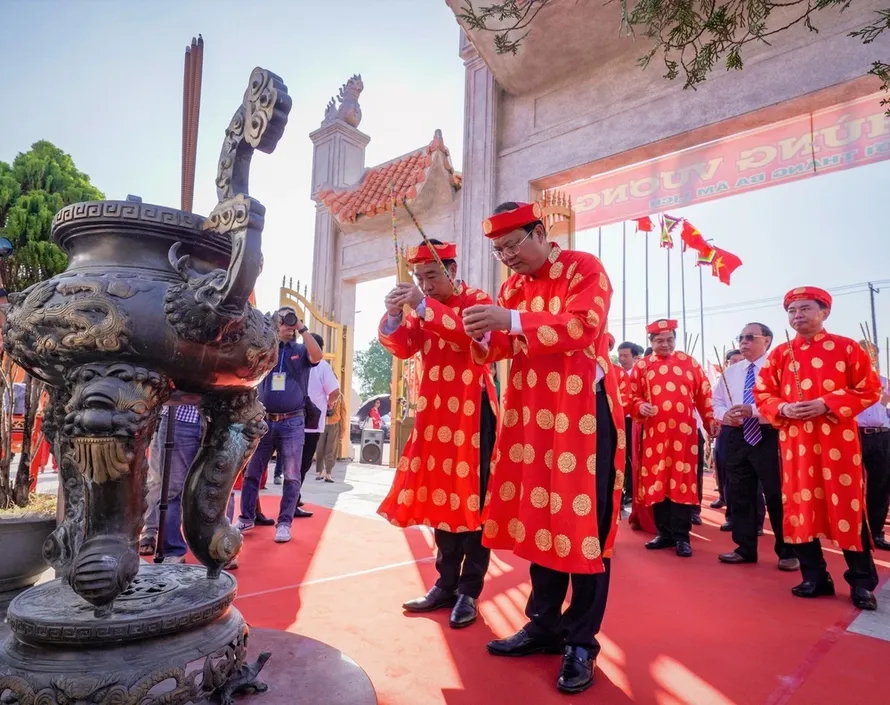 Lãnh đạo tỉnh Cà Mau dâng hương khai lễ