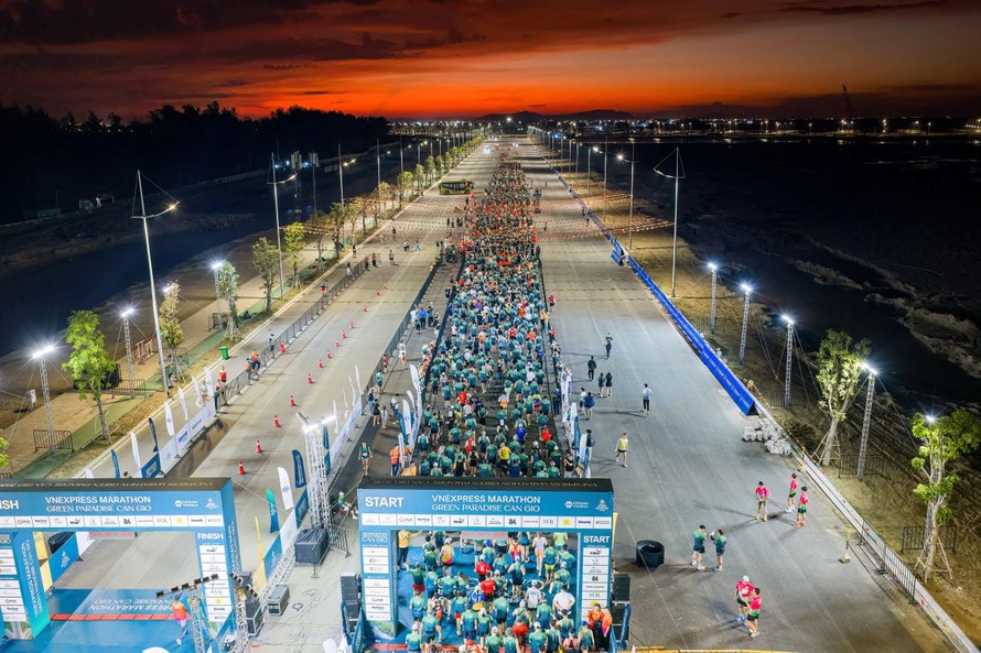 “Biển người” đánh thức bình minh Cần Giờ trong giải chạy sáng 1/5