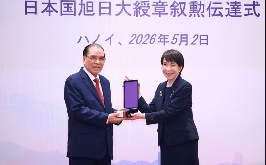 Thủ tướng Nhật Bản Takaichi Sanae trao Huân chương Mặt trời mọc hạng nhất Đại thập tự của Nhà nước Nhật Bản cho nguyên Tổng Bí thư Nông Đức Mạnh.