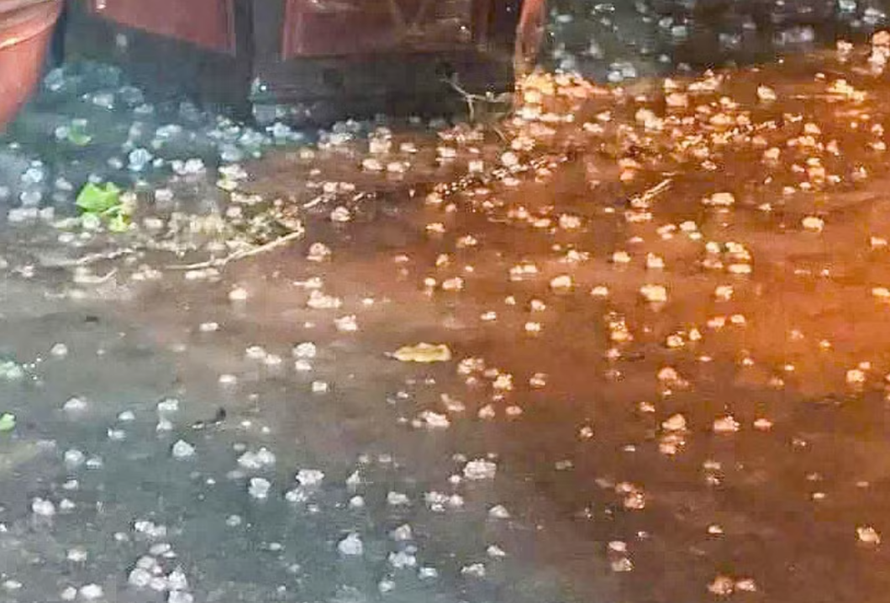 Những viên to như ngón tay cái rơi dày đặc tại Hà Nội.