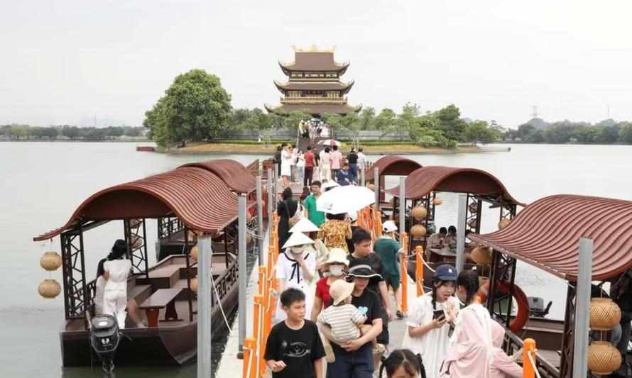 Du khách tham quan tại chùa Vàng, phường Hoa Lư dịp nghỉ lễ.