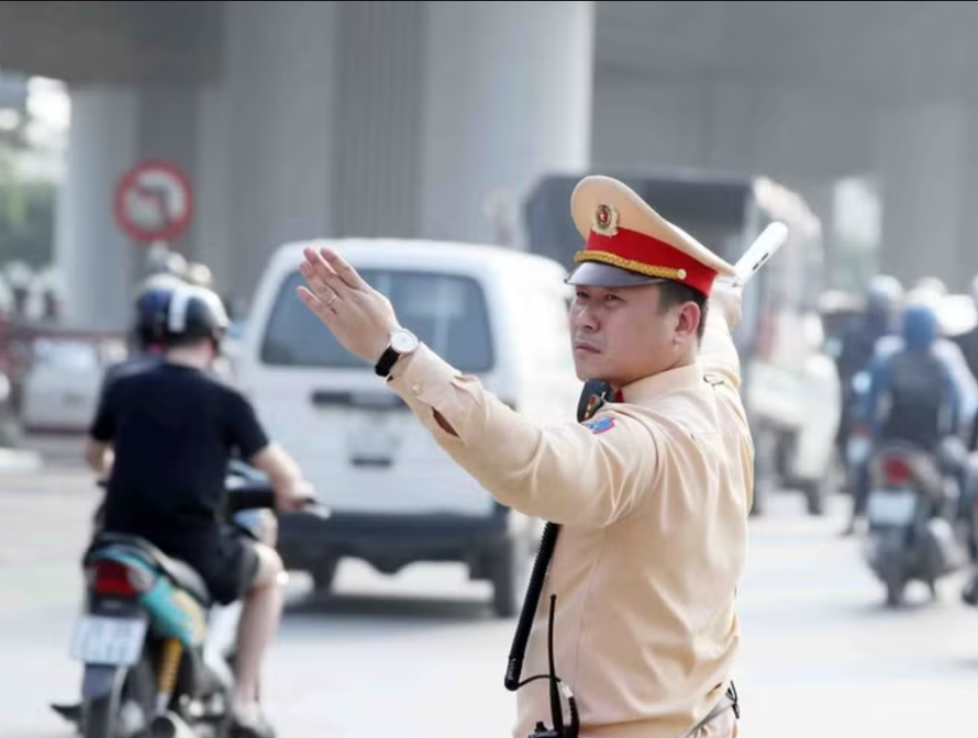 Lực lượng Cảnh sát Giao thông điều tiết, phân luồng giao thông.