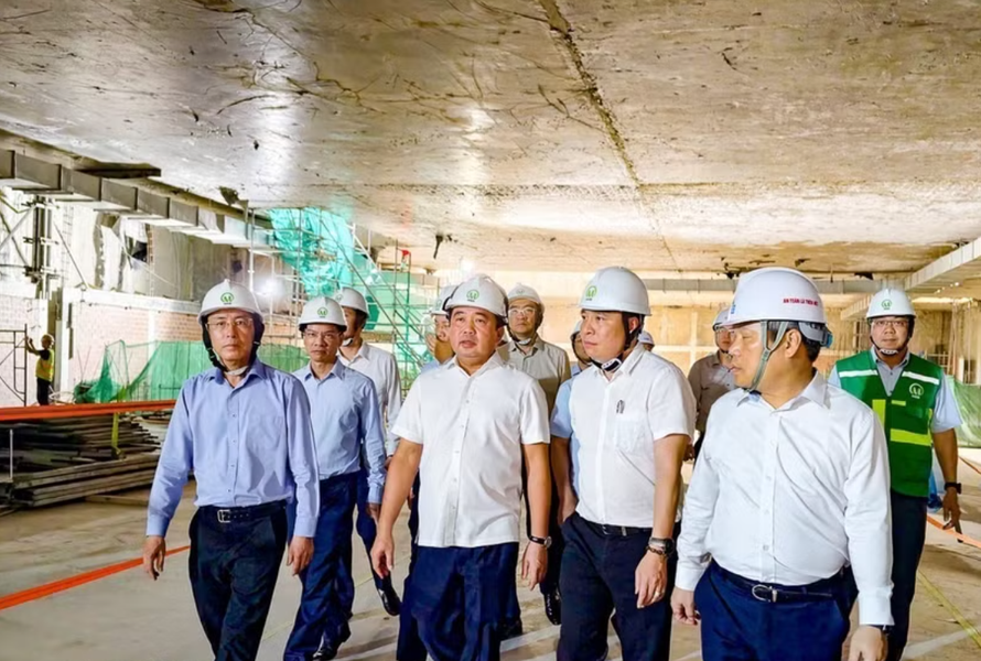 Bí thư Thành ủy Hà Nội Trần Đức Thắng trực tiếp xuống kiểm tra hiện trường thi công ga ngầm S12 thuộc tuyến metro Nhổn-Ga Hà Nội. 
