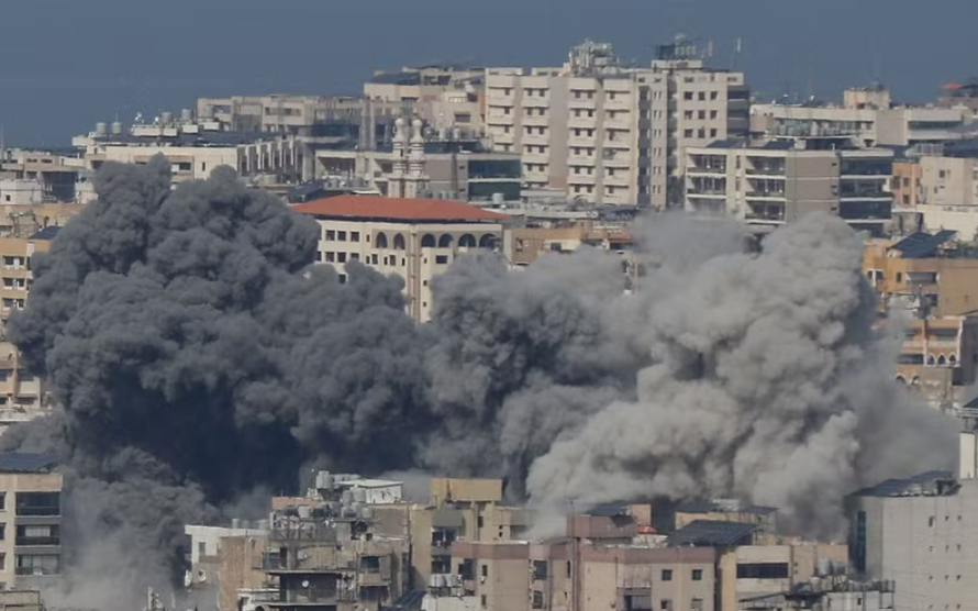 Khói bốc lên từ những toà nhà sau vụ tấn công của Israel vào khu vực Haret Hreik, phía Nam thủ đô Beirut, Liban.
