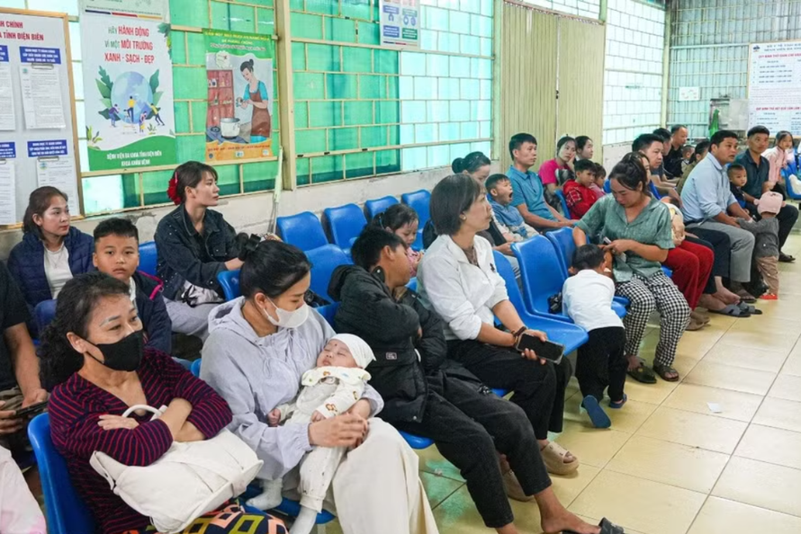 Hàng trăm trẻ em được người nhà đưa đến Bệnh viện Đa khoa tỉnh Điện Biên để khám sàng lọc bệnh tim miễn phí.