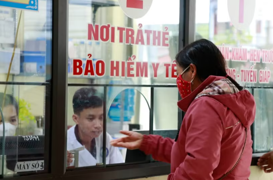 Người dân huyện Văn Chấn (Yên Bái) đăng ký khám, chữa bệnh bằng thẻ bảo hiểm y tế tại Trung tâm Y tế huyện.