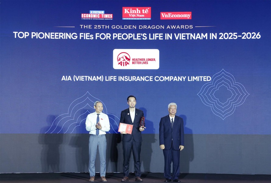 Ông Nguyễn Quang Duy, PTGĐ Marketing và Phát triển Kinh doanh Kênh Đối tác đại diện AIA Việt Nam nhận Giải thưởng Rồng Vàng 2026 từ Ban tổ chức.