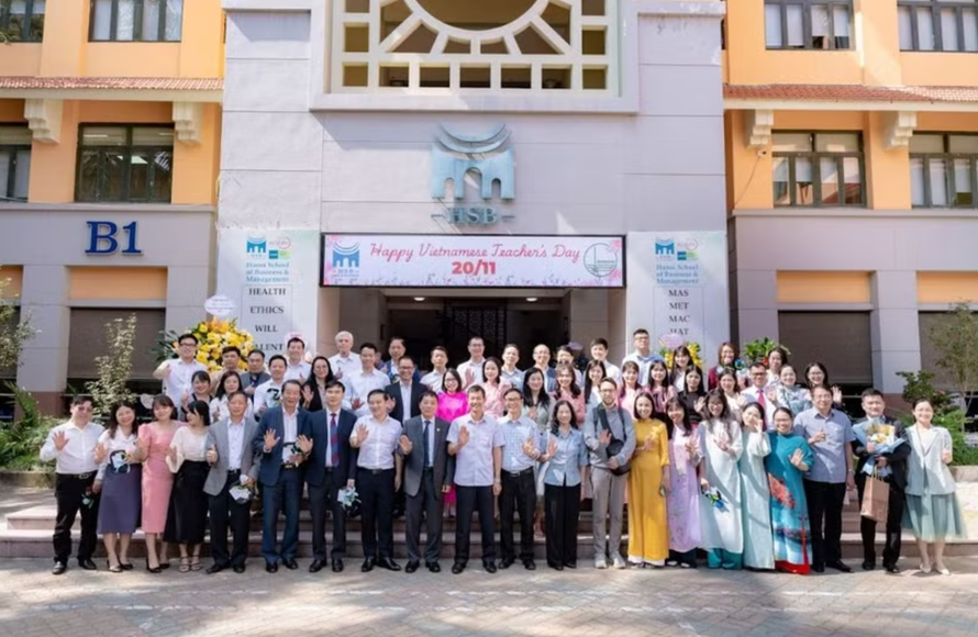 Trường Đại học Quản trị và Kinh doanh Hà Nội (Đại học Quốc gia Hà Nội) trở thành trường đại học công lập đầu tiên đạt chuẩn QS 5 sao.