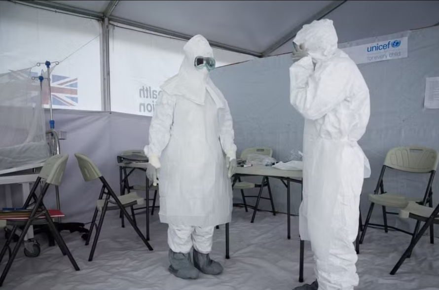 Nhân viên y tế làm việc tại khu vực điều trị cho bệnh nhân nhiễm Ebola.