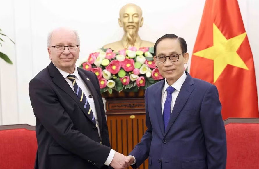 Bộ trưởng Bộ Ngoại giao Lê Hoài Trung tiếp Quốc vụ khanh Bộ Ngoại giao Thụy Điển Dag Hartelius. 