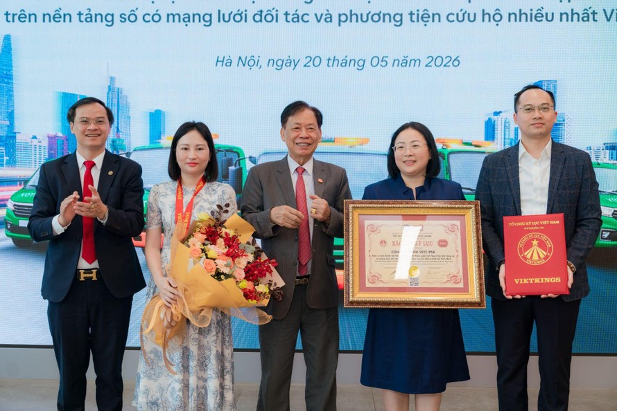 Ông Thang Văn Phúc, Nguyên Thứ Trưởng Bộ Nội Vụ ,Chủ tịch TW Hội Kỷ lục Gia Việt Nam trao bằng xác lập kỷ lục cho đại diện VETC.
