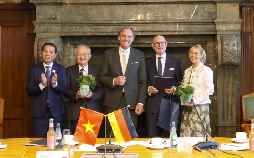 Lãnh đạo Bệnh viện Quân y 175 và Thị trưởng thành phố Leipzig tặng quà lưu niệm cho những cá nhân có thành tích nổi bật trong việc thúc đẩy quan hệ hợp tác hai bên. 