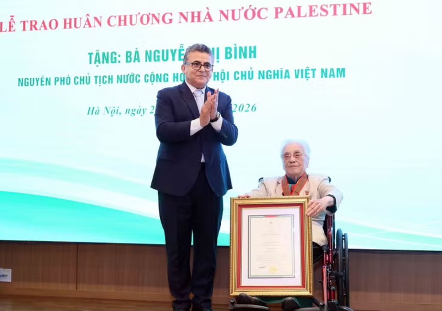 Đại sứ đặc mệnh toàn quyền Nhà nước Palestine tại Việt Nam Saadi Salama trao tặng Huân chương "Ngôi sao Công trạng" của Nhà nước Palestine cho nguyên Phó Chủ tịch nước Nguyễn Thị Bình. 