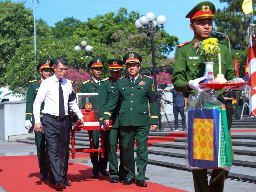 Thủ tướng Lê Minh Hưng truy điệu hài cốt liệt sỹ quân tình nguyện và chuyên gia Việt Nam tại Nghĩa trang liệt sỹ Quốc gia Đường 9 (Quảng Trị).