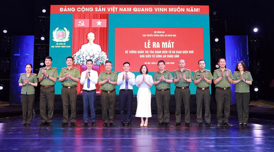 Các đại biểu dự lễ ra mắt hệ thống quản trị toà soạn điện tử và giao diện mới Báo điện tử CAND.
