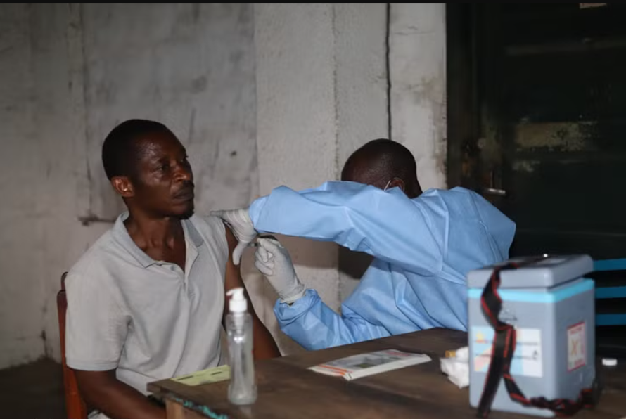 Nhân viên y tế tiêm vaccine phòng Ebola cho người dân tại Bulape, CHDC Congo. 