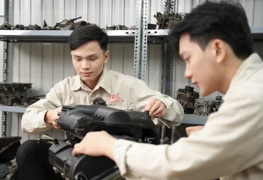 Sinh viên trường Cao đẳng Việt Mỹ Hà Nội thực hành tại xưởng Ôtô của trường. 