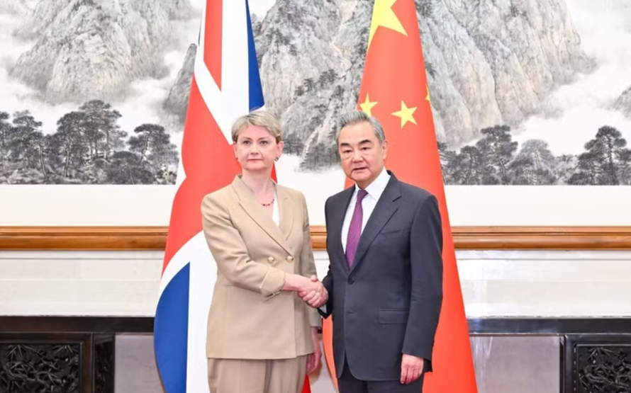 Bộ trưởng Ngoại giao Trung Quốc Vương Nghị và Ngoại trưởng Anh Yvette Cooper chủ trì Đối thoại chiến lược Trung Quốc-Anh lần thứ 11 tại Bắc Kinh. 