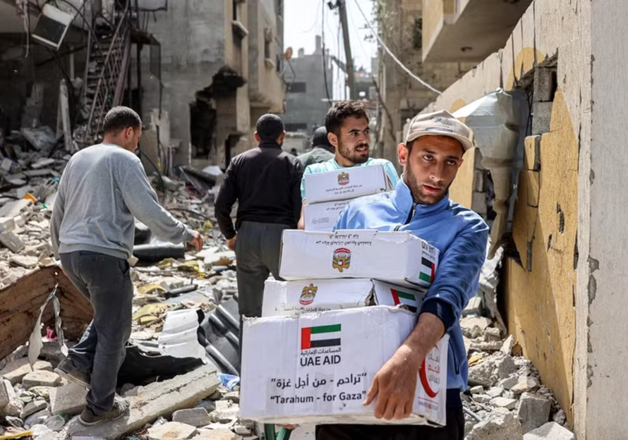 Người dân nhận hàng viện trợ nhân đạo tại Dải Gaza. 