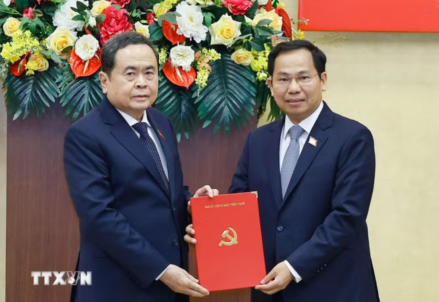 Chủ tịch Quốc hội Trần Thanh Mẫn trao Quyết định Phó Bí thư Đảng uỷ Quốc hội cho Tổng thư ký Quốc hội, Chủ nhiệm Văn phòng Quốc hội Lê Quang Mạnh. 