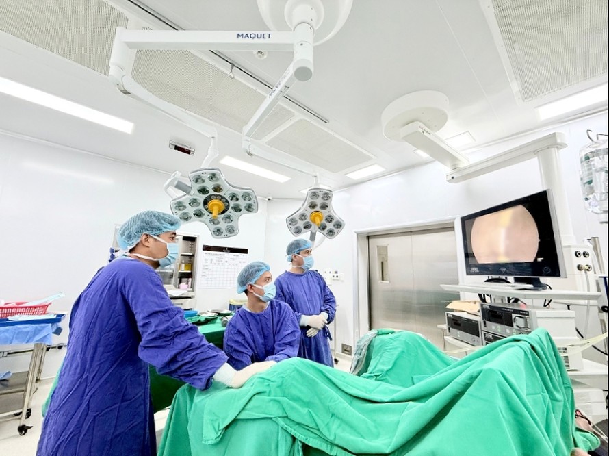 Ê-kíp bác sĩ Bệnh viện Đa khoa Vinmec Hạ Long thực hiện ca phẫu thuật nội soi cắt khối tăng sinh qua niệu đạo bằng dao điện lưỡng cực