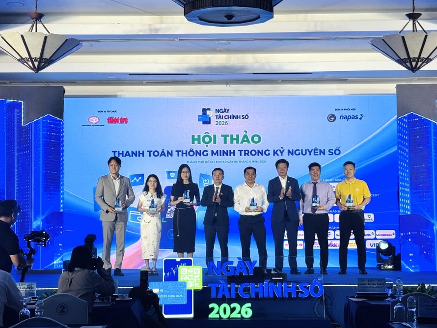 Đại diện PVcomBank nhận Kỷ niệm chương từ Ban Tổ chức Ngày Tài chính số 2026