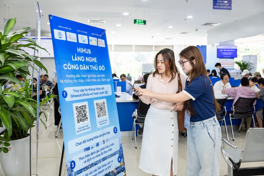Người dân được hướng dẫn thực hiện thao tác tham gia khảo sát tại cổng khảo sát độc lập HIHUB