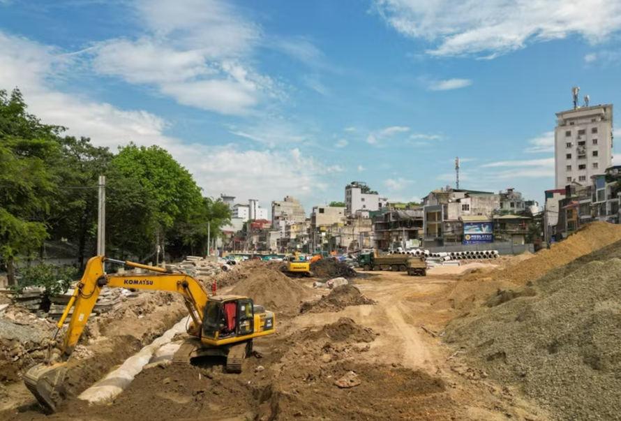 Các đơn vị thi công duy trì hoạt động liên tục cả ngày lẫn đêm tại dự án Vành đai 1 Hoàng Cầu-Voi Phục.