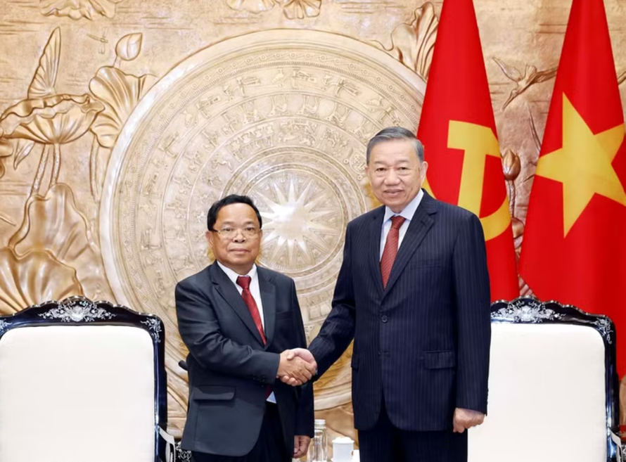 Tổng Bí thư, Chủ tịch nước Tô Lâm tiếp Ủy viên Bộ Chính trị, Phó Thủ tướng, Bộ trưởng Bộ Tư pháp Lào Khamphan Phommathat. 