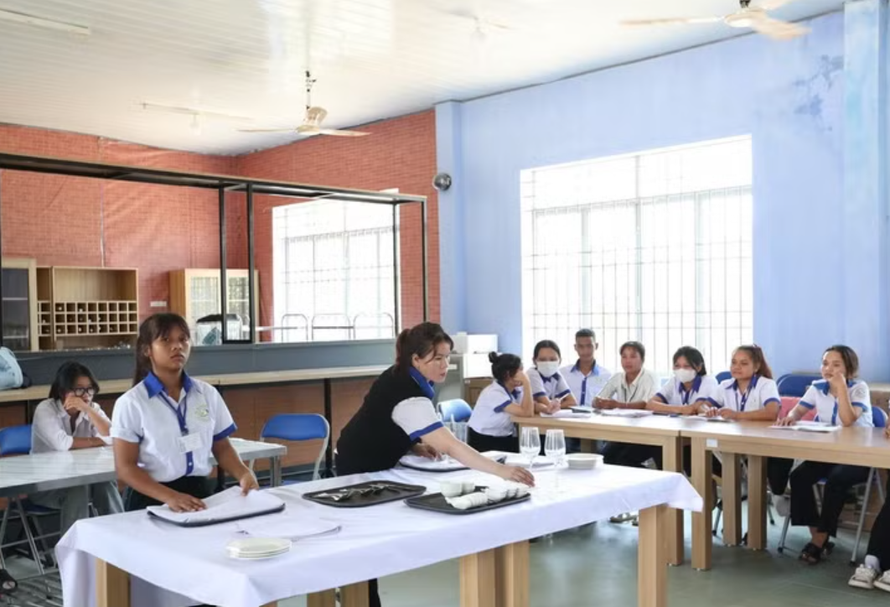 Học sinh lớp Nghiệp vụ nhà hàng K7 - Trường Trung cấp nghề dân tộc nội trú Khánh Vĩnh, Khánh Hòa trong giờ thực hành.