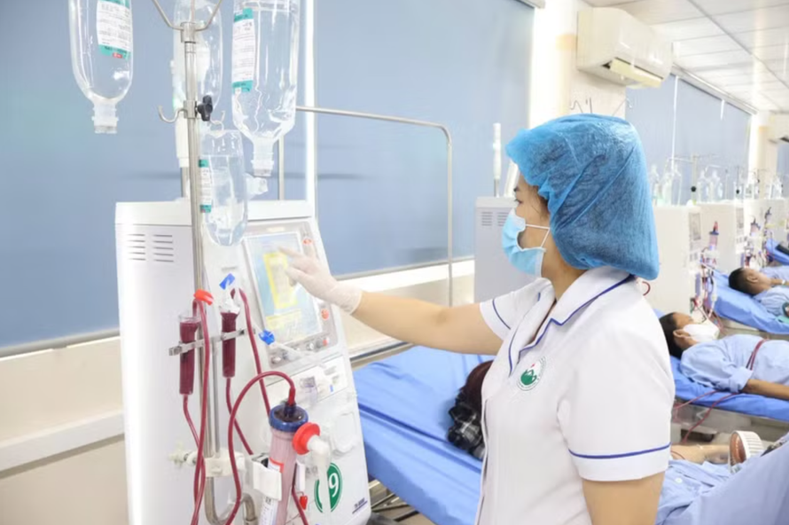 Nhân viên y tế theo dõi sức khỏe cho bệnh nhân.