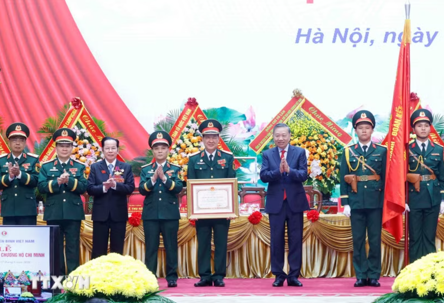 Tổng Bí thư, Chủ tịch nước Tô Lâm trao Huân chương Hồ Chí Minh tặng Hội Cựu chiến binh Việt Nam. 