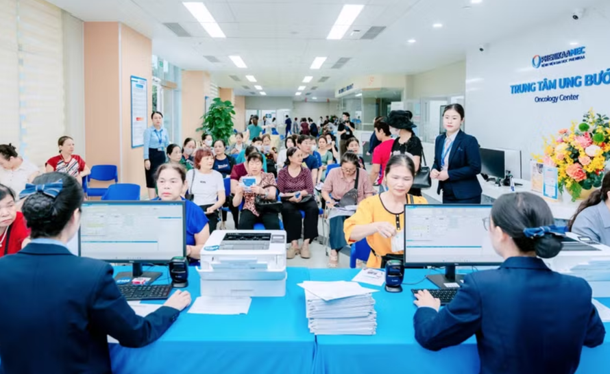 Người dân được tư vấn và thăm khám trong chương trình hỗ trợ phát hiện sớm ung thư tại Bệnh viện Đại học Phenikaa.