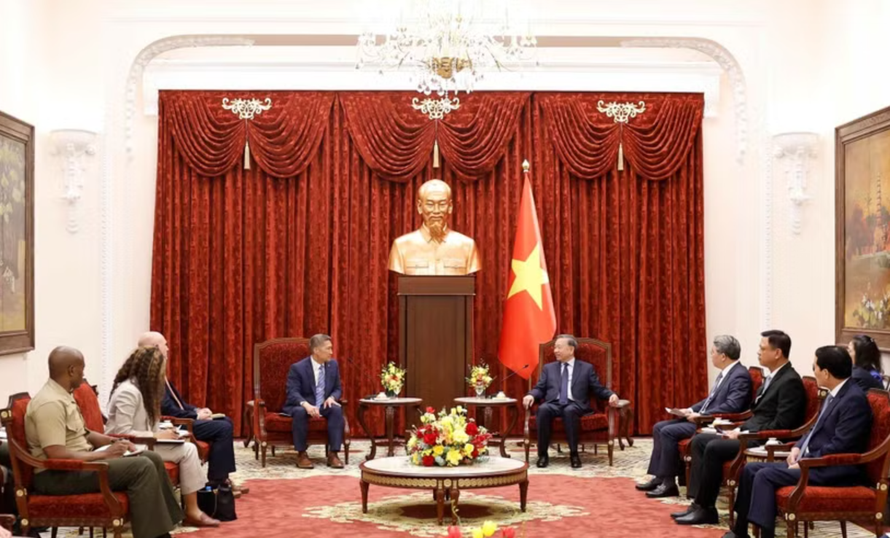 Tổng Bí thư, Chủ tịch nước Tô Lâm tiếp Quyền Bộ trưởng Bộ Hải quân Hoa Kỳ Hùng Cao.