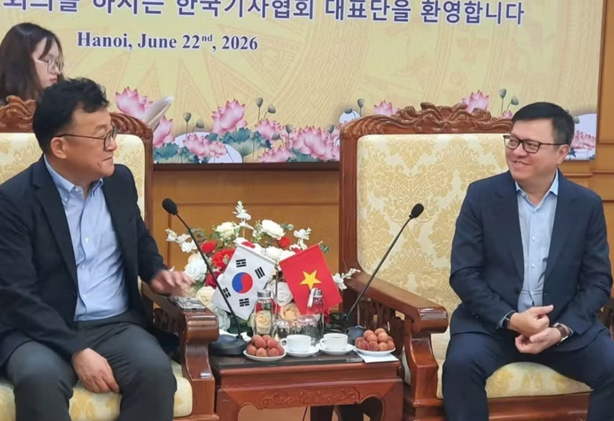 Ông Lê Quốc Minh, Ủy viên Trung ương Đảng, Tổng Biên tập Báo Nhân Dân, Phó Trưởng Ban Tuyên giáo và Dân vận Trung ương, Chủ tịch Hội Nhà báo Việt Nam làm việc với ông Park Jong Hyun (bên trái), Chủ tịch Hội Nhà báo Hàn Quốc. 